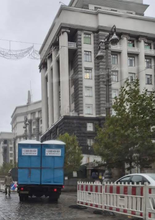 Рада залишилася без води через атаку РФ, а до Кабміну привезли біотуалети 4
