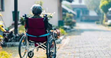 людина з інвалідністю