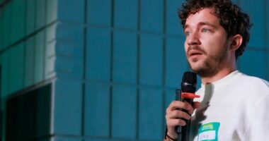 Олег Саакян