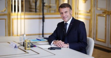 Макрон організовує розмову з Путіним