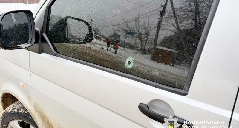 Неподалік Льова невідомий обстріляв автівку ТЦК