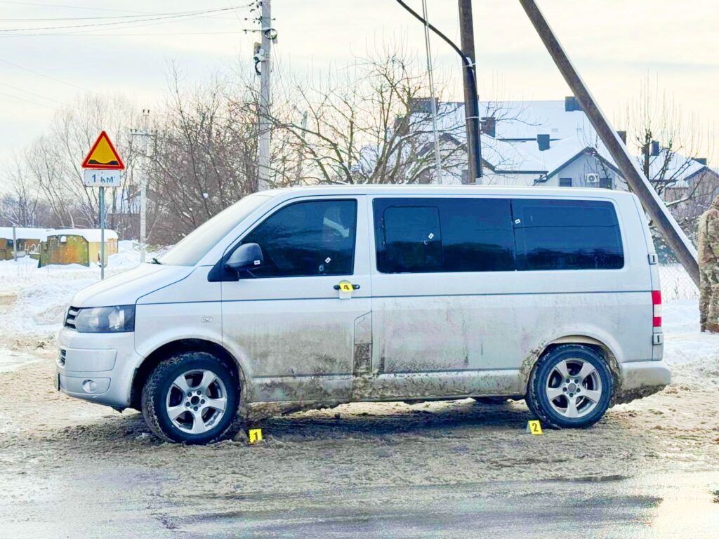 Неподалік Льова невідомий обстріляв автівку ТЦК 3