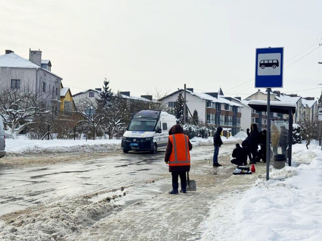 Неподалік Льова невідомий обстріляв автівку ТЦК 1