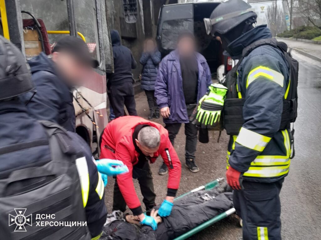 Армія РФ атакувала маршрутку з пасажирами у Херсоні 1