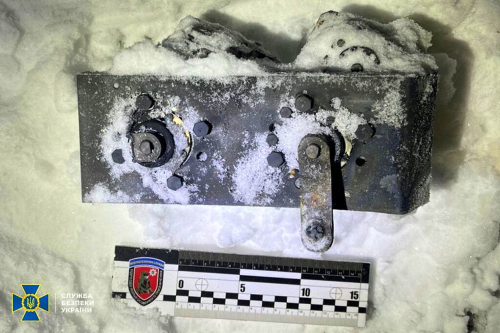 СБУ показала уламки “Орєшніка”, яким РФ атакувала Львівщину 4