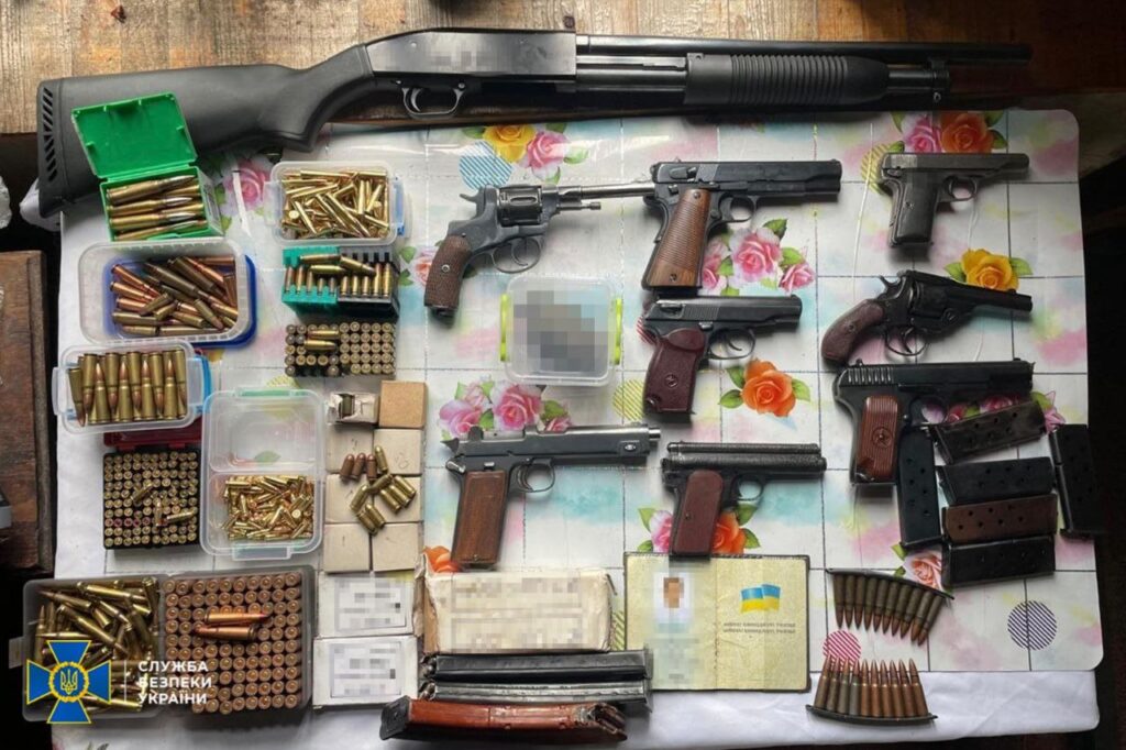 В Україні викрили угрупування, яке намагалося продати одну із найбільших партій “трофейної” зброї 4