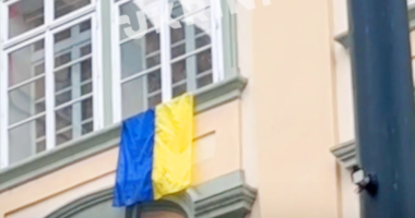 У Чехії на фасаді парламенту місцева опозиція вивісила українські стяги