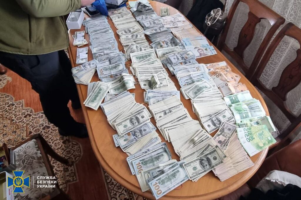 СБУ знайшла понад $300 тис. в очільниці однієї із районних ВЛК на Дніпропетровщині 2