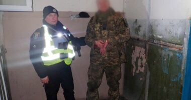 У Києві військовий у СЗЧ напав з ножем на людей