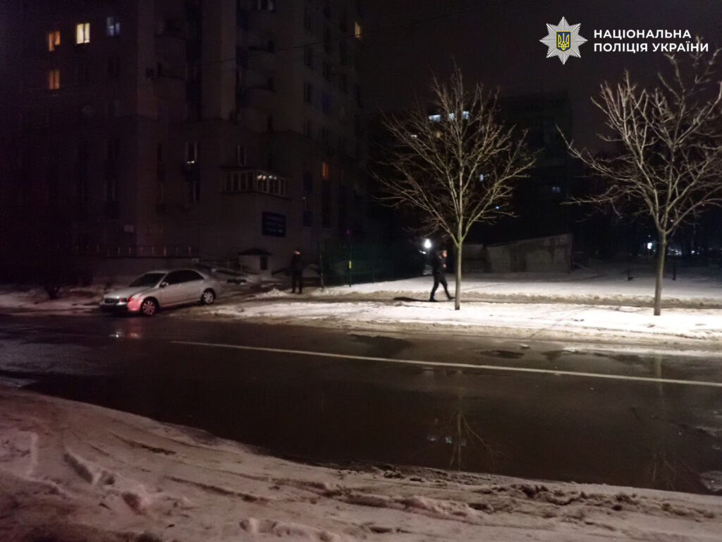 У Києві військовий у СЗЧ напав з ножем на людей 3