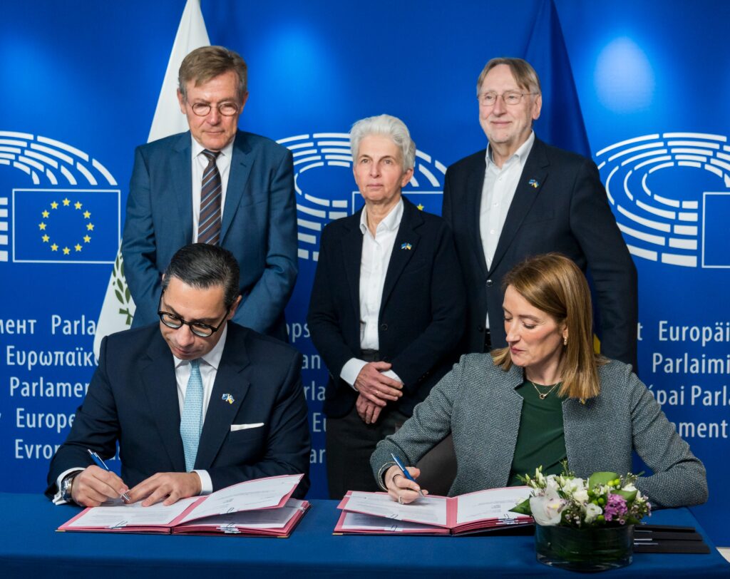 Президентка Європейського парламенту Роберта Мецола підписала кредит ЄС для України на 90 мільярдів євро протягом 2026-2027 років