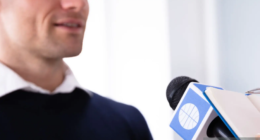 Людина з мікрофоном і опитування