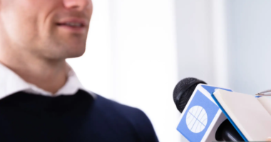 Людина з мікрофоном і опитування