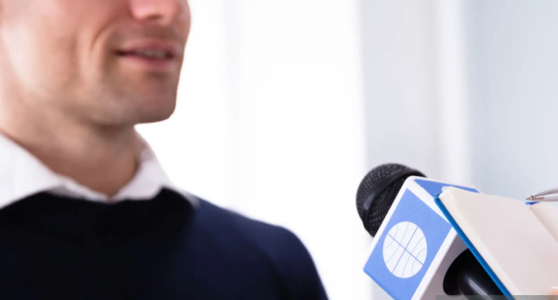 Людина з мікрофоном і опитування