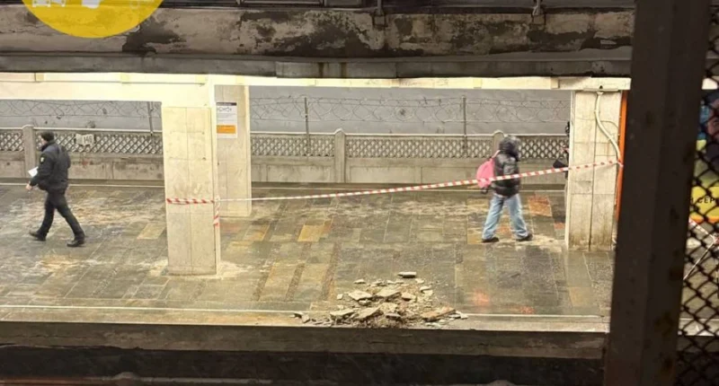У Києві обвалилася стеля у метро