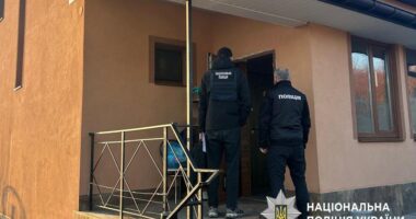 поліція проводить обшуки у медзакладах