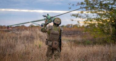 Український військовий з дроном на фронті