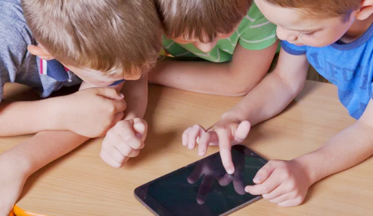 Діти у гаджетах
