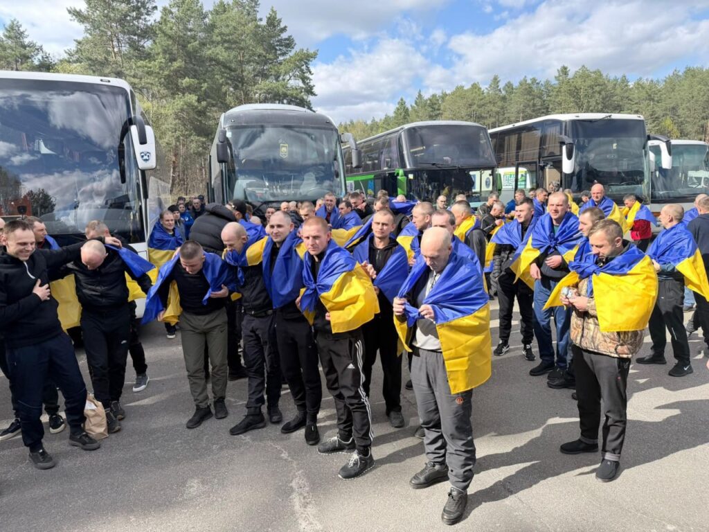 В Україну повернулися 193 військовослужбовці 8