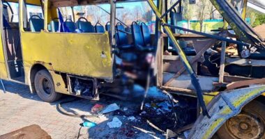 Росіяни скинули вибухівку на автобус у Нікополі