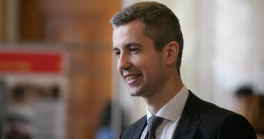 надеп Цабаль склав повноваження