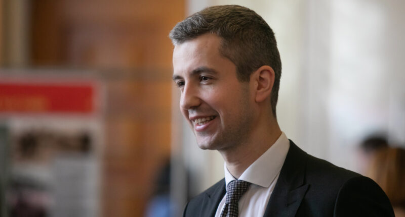 надеп Цабаль склав повноваження