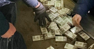 БЕБ завершило розслідування про незаконний вивіз за кордон понад тисячі пачок сигарет, які сховали у причепі