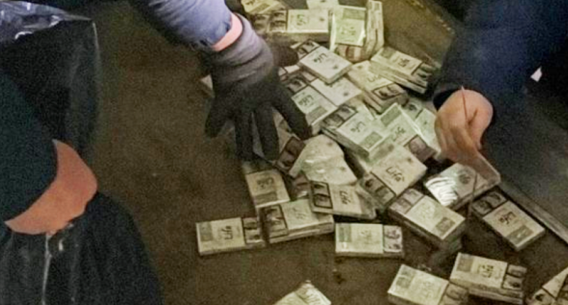 БЕБ завершило розслідування про незаконний вивіз за кордон понад тисячі пачок сигарет, які сховали у причепі