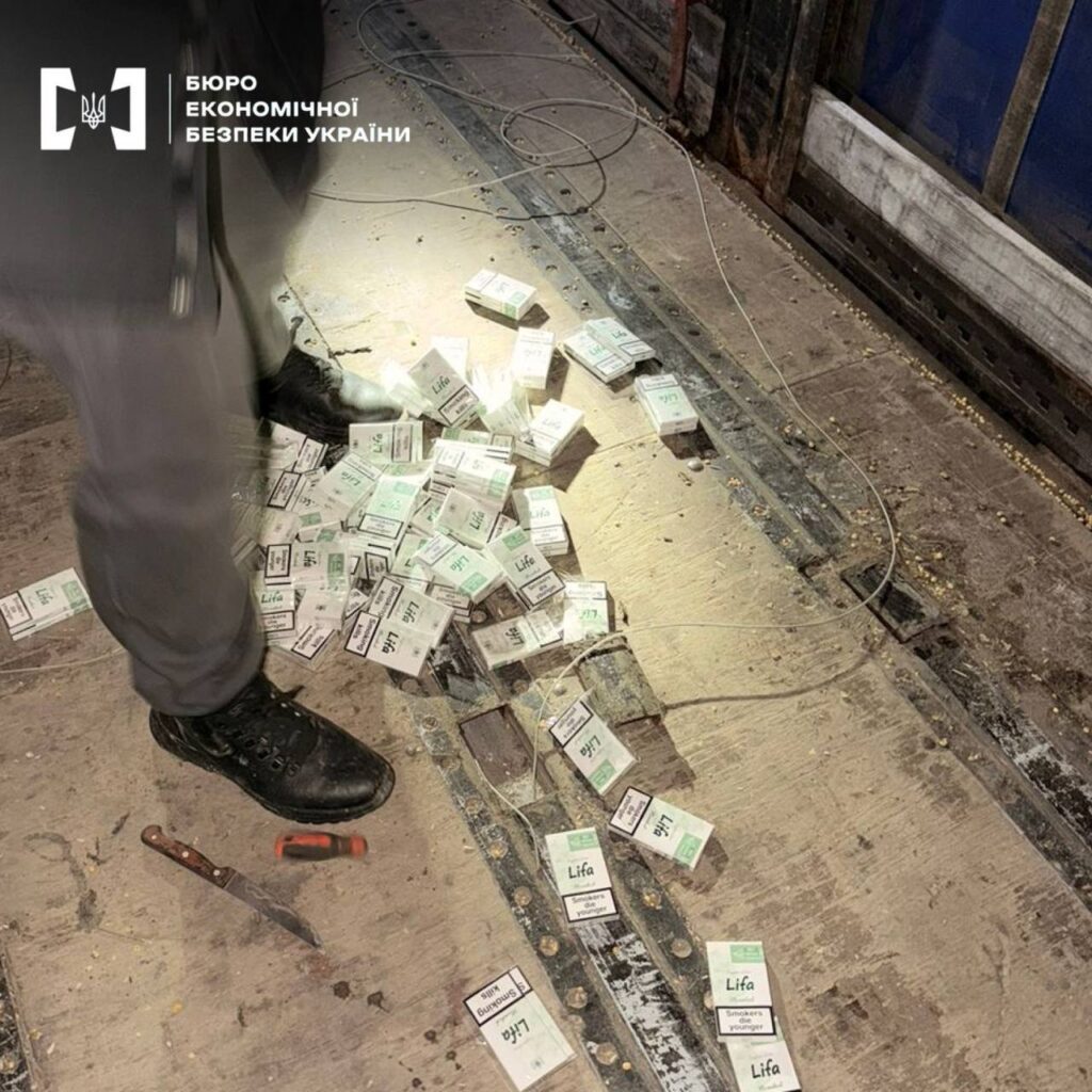 БЕБ завершило розслідування про незаконний вивіз за кордон понад тисячі пачок сигарет, які сховали у причепі 2