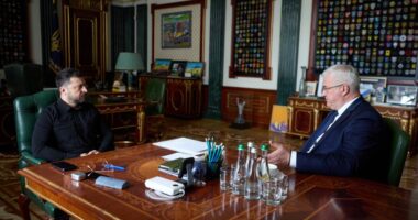 Президент України Володимир Зеленський і глава МЗС Андрій Сибіга