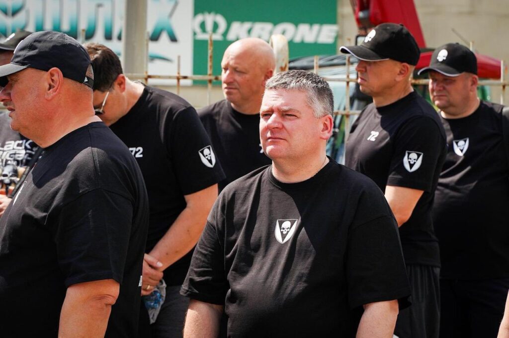 Бригада імені Чорних Запорожців з Білої Церкви отримала 54 нові пікапи для фронту 6