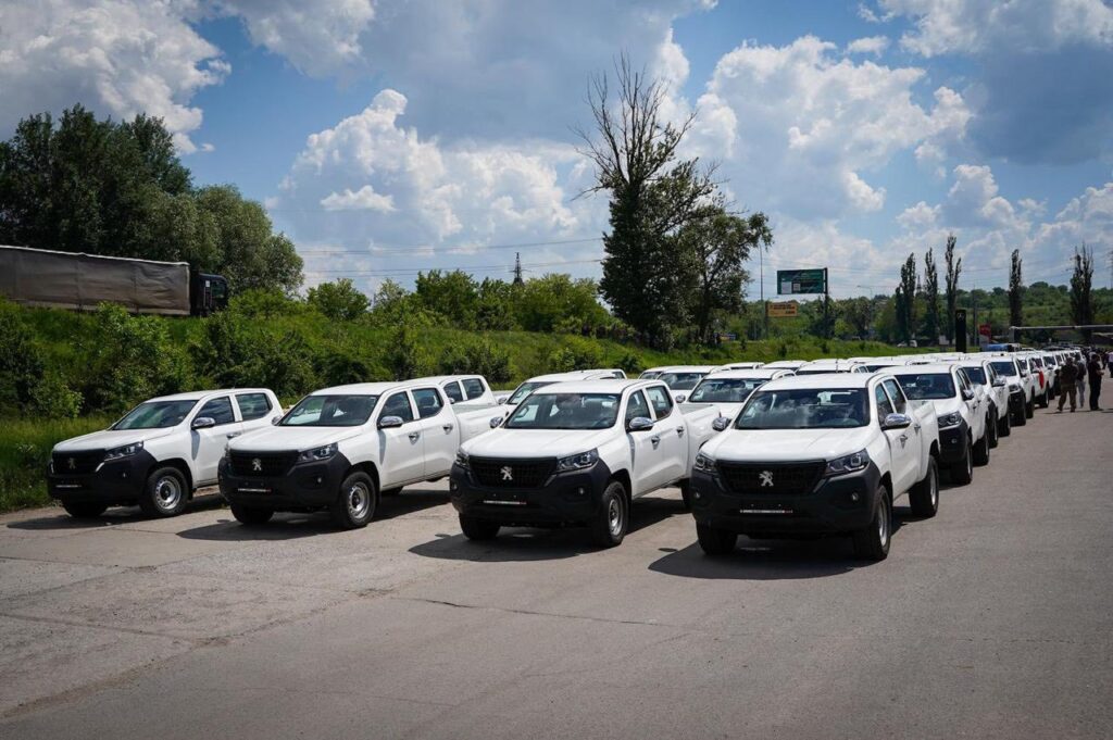 Бригада імені Чорних Запорожців з Білої Церкви отримала 54 нові пікапи для фронту 11