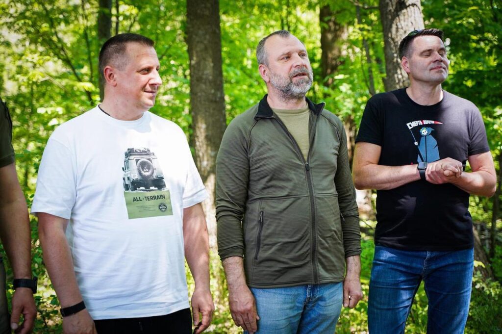 Бригада імені Чорних Запорожців з Білої Церкви отримала 54 нові пікапи для фронту 12