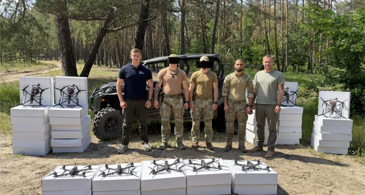 Володимир Забела передає допомогу військовим Третього армійського корпусу