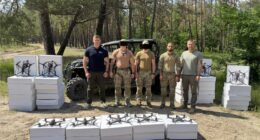 Володимир Забела передає допомогу військовим Третього армійського корпусу