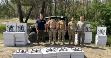 Володимир Забела передає допомогу військовим Третього армійського корпусу