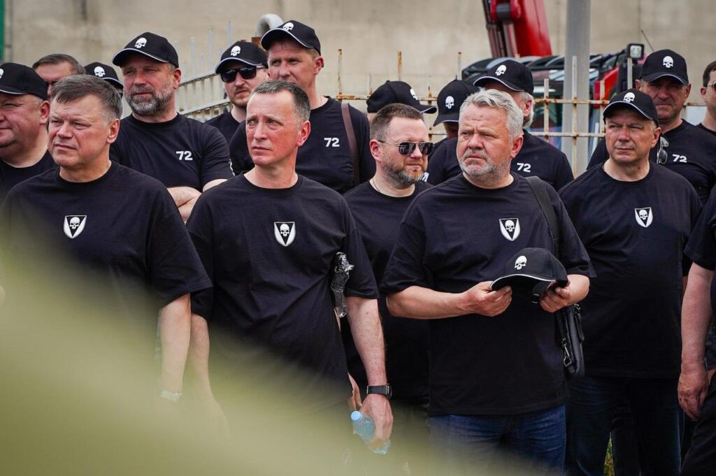 Бригада імені Чорних Запорожців з Білої Церкви отримала 54 нові пікапи для фронту 13