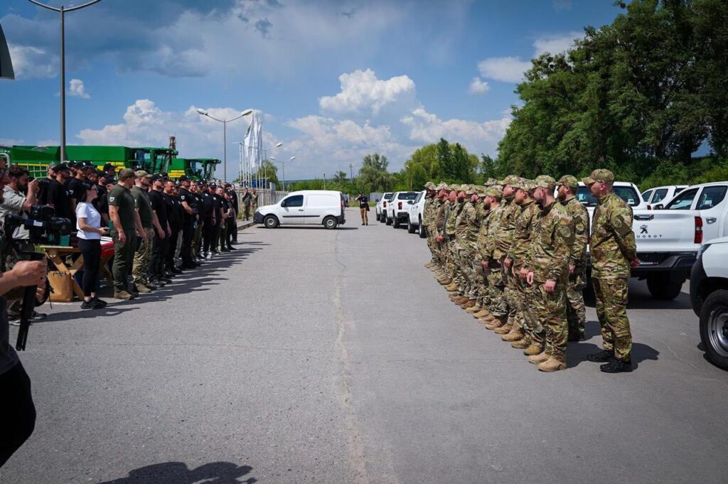 Бригада імені Чорних Запорожців з Білої Церкви отримала 54 нові пікапи для фронту 14