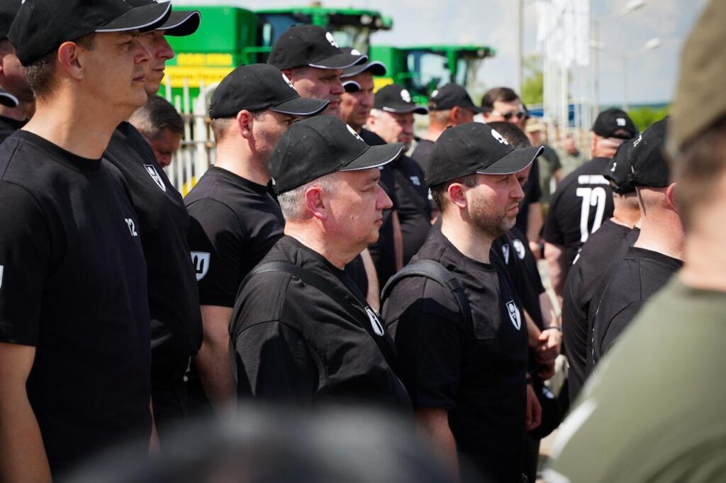 Бригада імені Чорних Запорожців з Білої Церкви отримала 54 нові пікапи для фронту 20