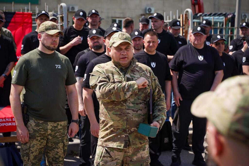 Бригада імені Чорних Запорожців з Білої Церкви отримала 54 нові пікапи для фронту 18