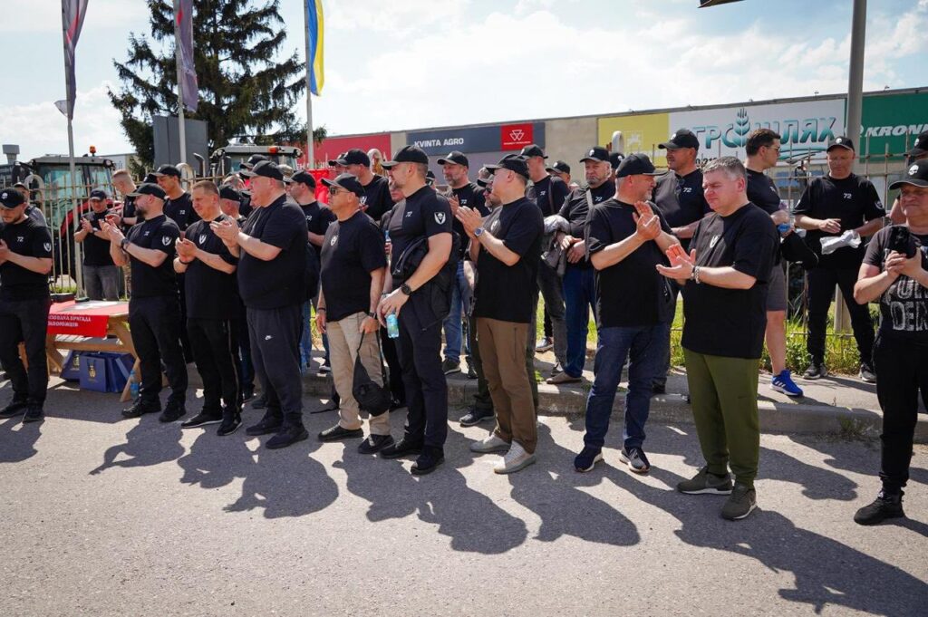 Бригада імені Чорних Запорожців з Білої Церкви отримала 54 нові пікапи для фронту 22