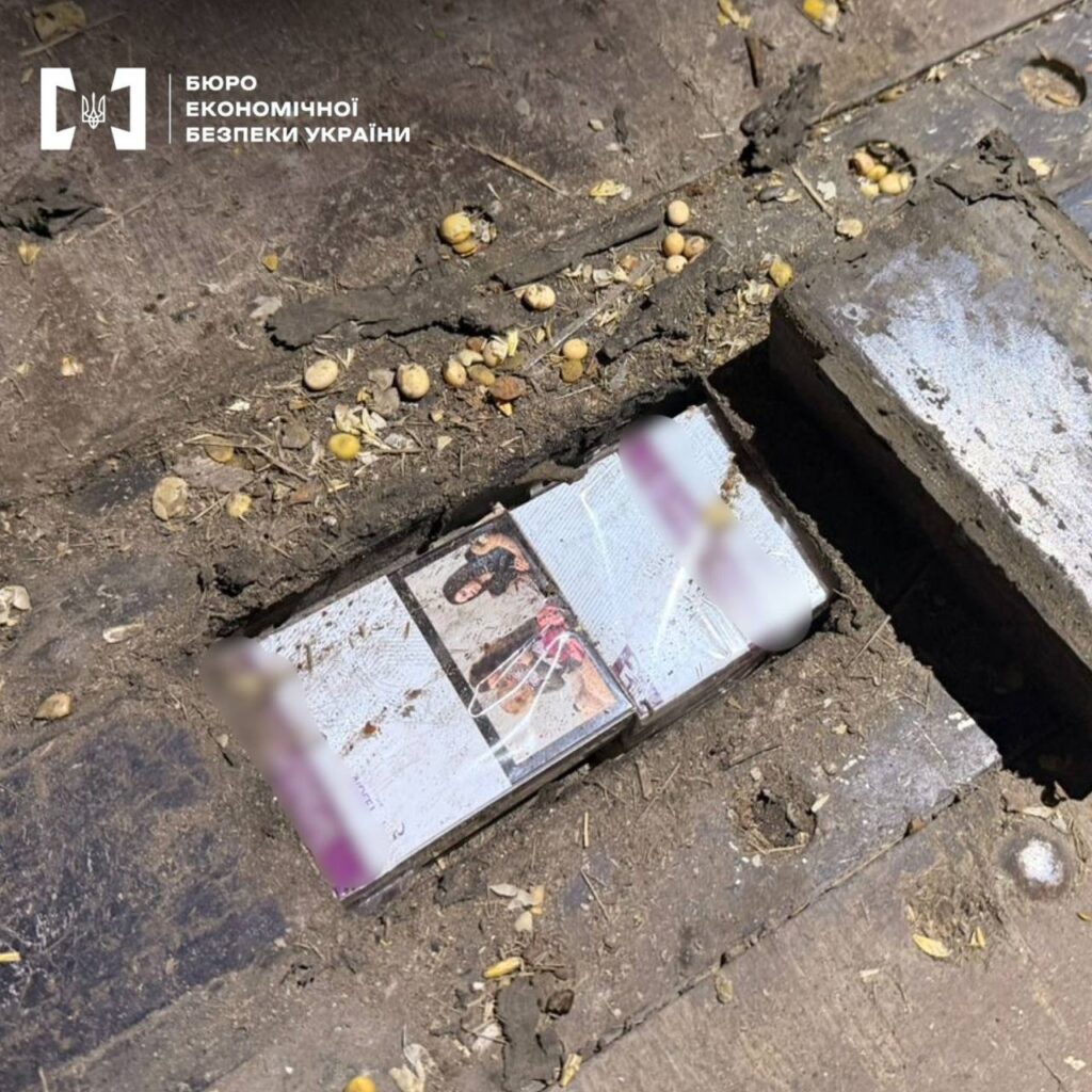 БЕБ завершило розслідування про незаконний вивіз за кордон понад тисячі пачок сигарет, які сховали у причепі 3