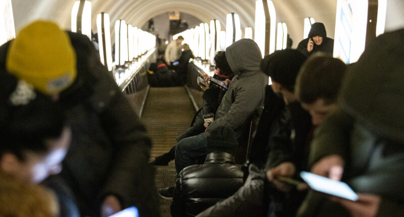 Люди в укритті метрополітену