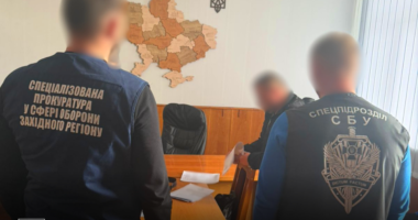 На Буковині працівник ТЦК за $9 тис. обіцяв “допомогти” знятися з військового обліку
