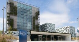 прокурора МКС Карім Хана, який видав ордер на арешт Путіна усунули з посади