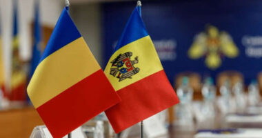 Прапори Румунії та Молдови