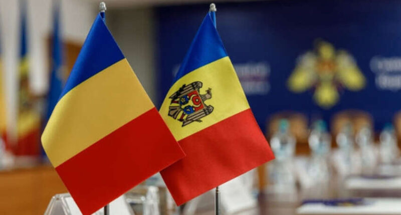 Прапори Румунії та Молдови