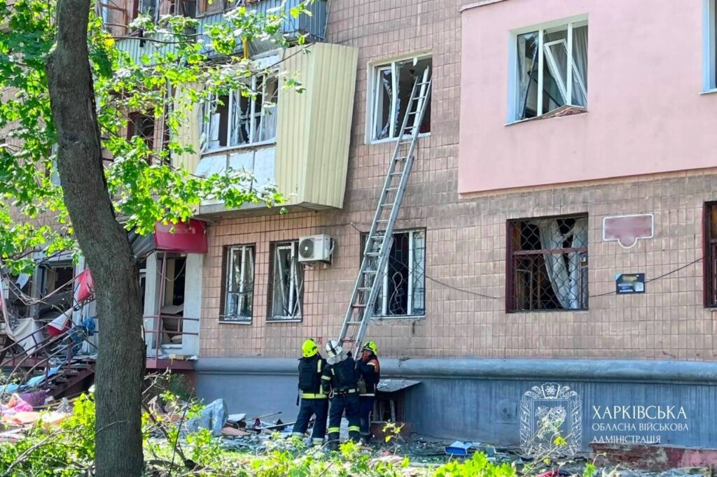 Армія Росії атакувала ракетою житловий будинок у Харкові 6