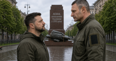 Кличко і Зеленський навпроти поваленого Леніна