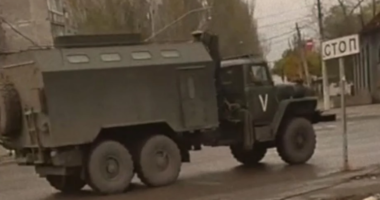 Росіяни почали фарбувати військові вантажівки у “зебру”